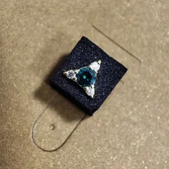 Nakrętka złoto 18K ozdobny z zieloną i białymi cyrkoniami - GD18K-020