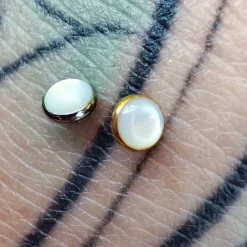 Tytanowa nakrętka z masą perłową - złota - TNA-014