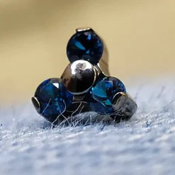 Tytanowa nakrętka z niebieskimi cyrkoniami - srebrna - TNA-067