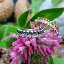 Tytanowe kółko clicker z białymi cyrkoniami i mini kuleczkami - złoty - TK-041