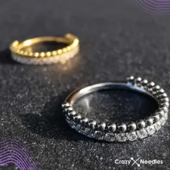 Tytanowe kółko clicker z białymi cyrkoniami i mini kuleczkami - srebrny - TK-041