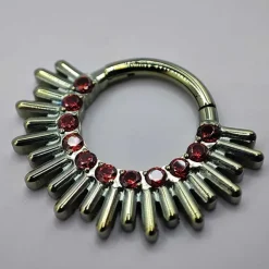 Tytanowy kolczyk clicker z czerwonymi cyrkoniami - srebrny - TK-055