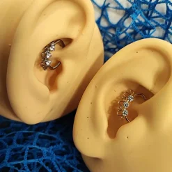 Tytanowy kolczyk clicker z białymi cyrkoniami - złoty - TK-094