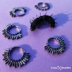 Tytanowy kolczyk clicker z fioletowymi cyrkoniami - srebrny - TK-055