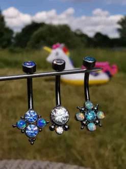 Tytanowy kolczyk do pępka z morską cyrkonią PREMIUM i niebieskim opalem - TPP-027