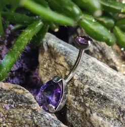 Tytanowy kolczyk do pępka ozdobny fioletowy - TPP-015