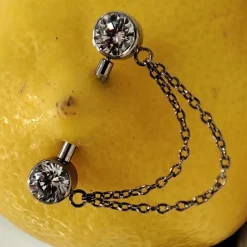 Tytanowy kolczyk do sutka z białymi cyrkoniami i łańcuszkiem - srebrny - TI-005
