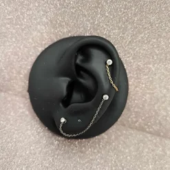 Tytanowy labret srebrny z białą cyrkonią i łańcuszkiem - push in - TPI-007