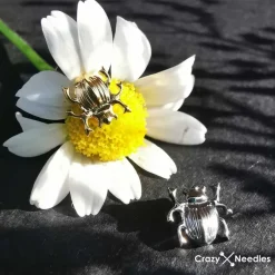 Tytanowy labret żuk - srebrny