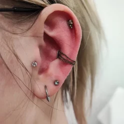 Tytanowy labret z białymi cyrkoniami i łańcuszkami - srebrny